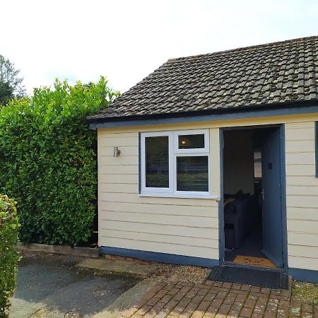Garden Flat At The Infamous Piltdown Man Pub Fletching Exterior photo