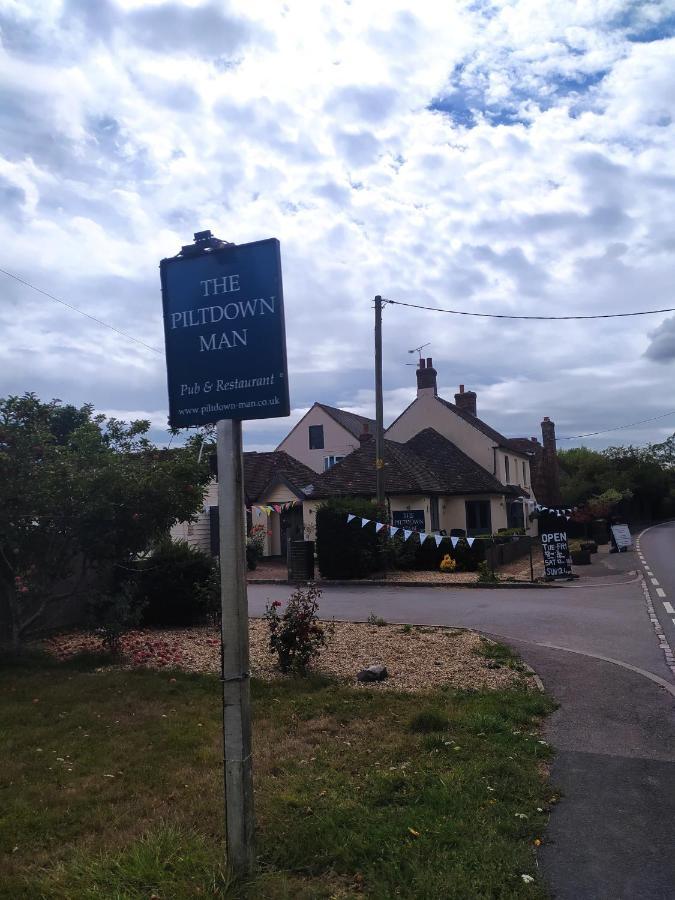 Garden Flat At The Infamous Piltdown Man Pub Fletching Exterior photo