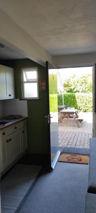 Garden Flat At The Infamous Piltdown Man Pub Fletching Exterior photo