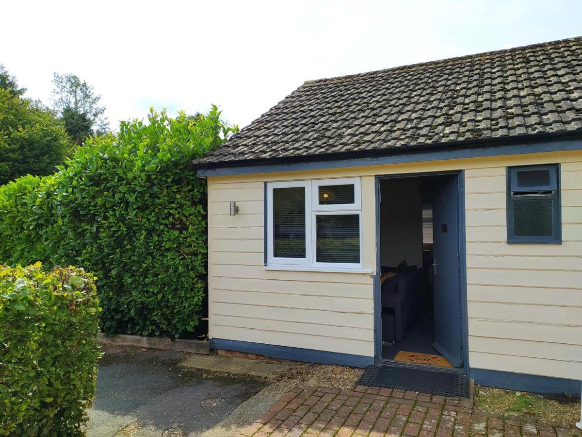 Garden Flat At The Infamous Piltdown Man Pub Fletching Exterior photo