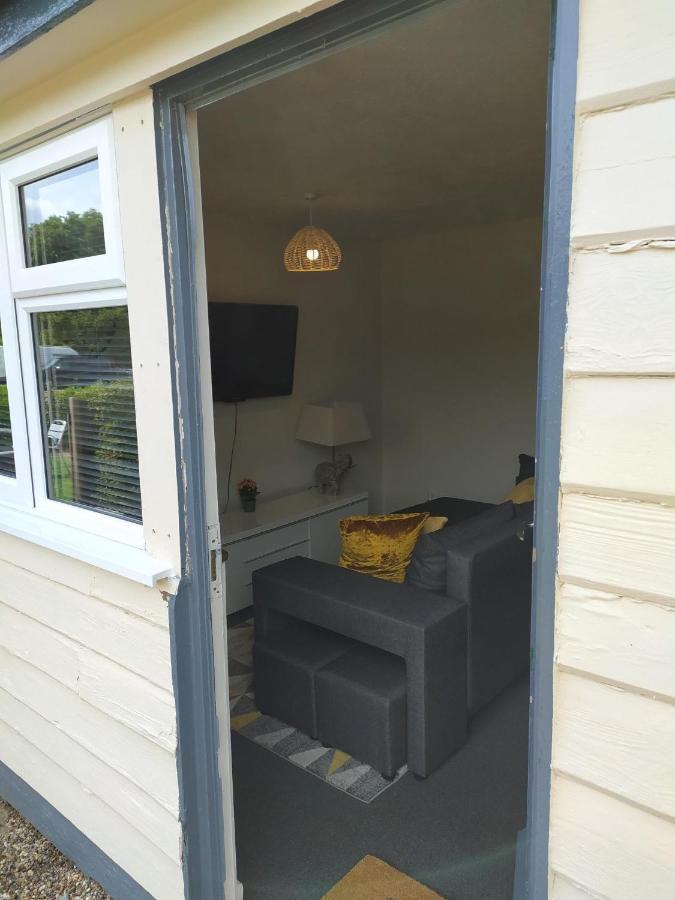 Garden Flat At The Infamous Piltdown Man Pub Fletching Exterior photo